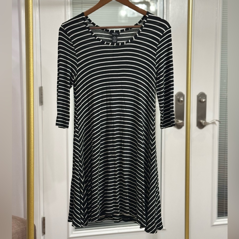 RUE21 • Black and White Long Sleeve Dress